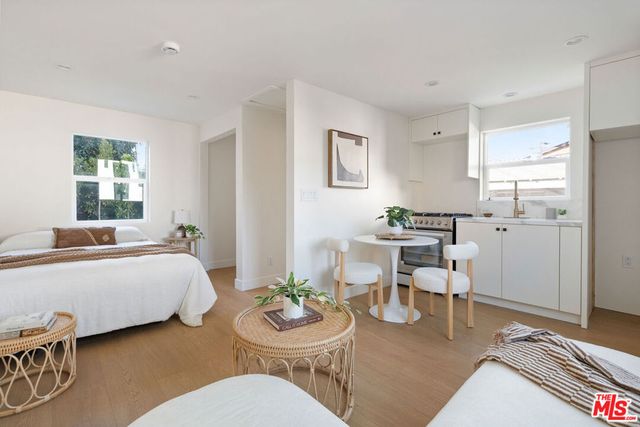 4617 10th Avenue, Los Angeles, CA 90043