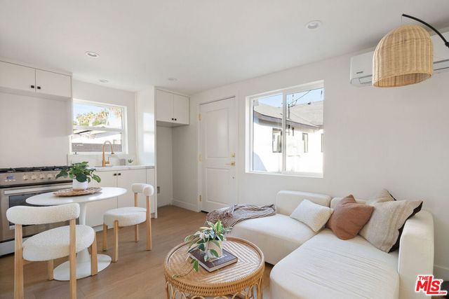 4617 10th Avenue, Los Angeles, CA 90043