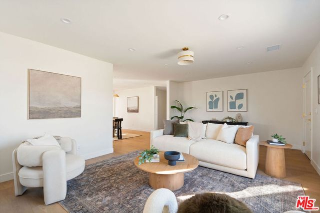 4617 10th Avenue, Los Angeles, CA 90043