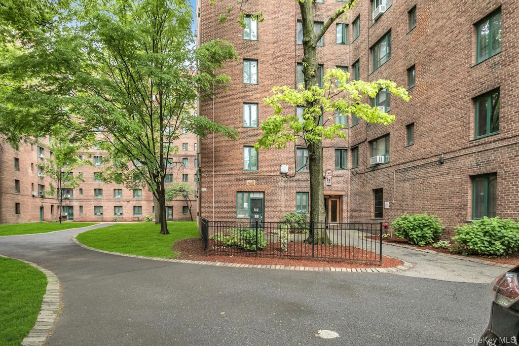1579 Metropolitan Avenue 3B, Bronx, NY 10462 — exterior
