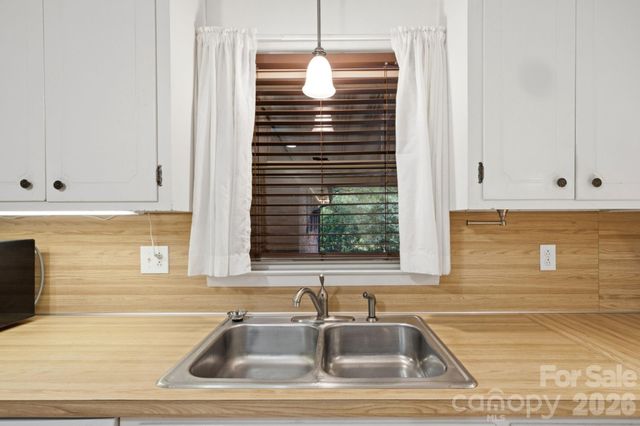 1536 Nottingham Drive, Newton, NC 28658