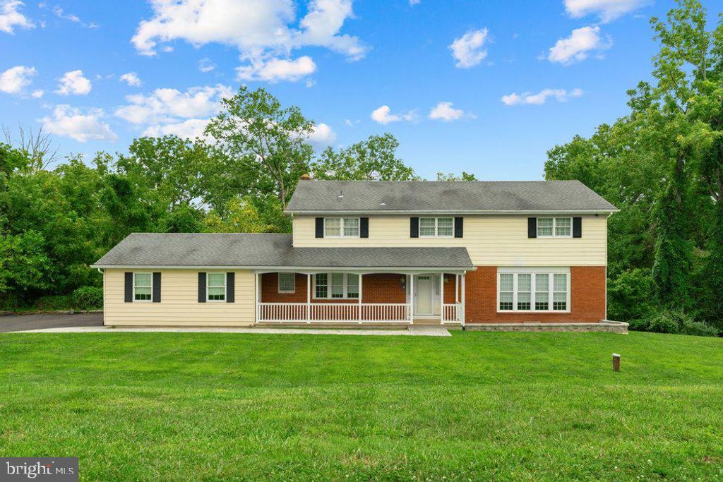 112 BEAUMONT DR, NEWTOWN, PA 18940 — exterior