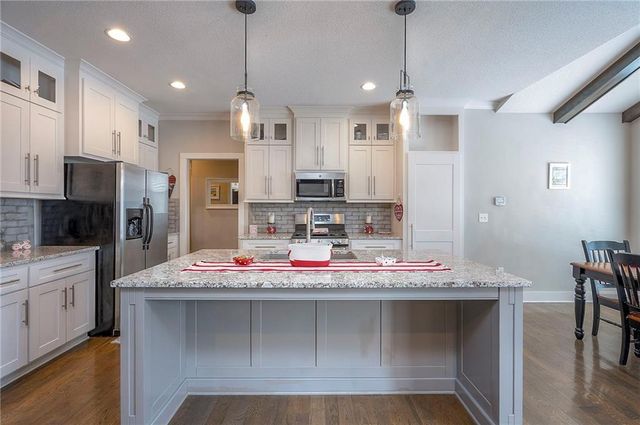 16471 S Parkwood Street, Olathe, KS 66062