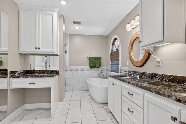 9408 Wenonga Road, Leawood, KS 66206