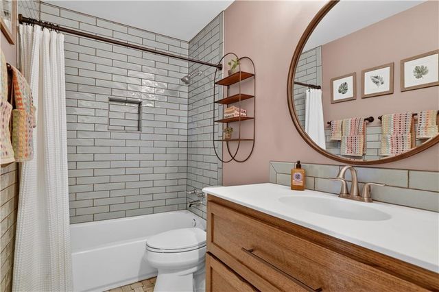 9408 Wenonga Road, Leawood, KS 66206