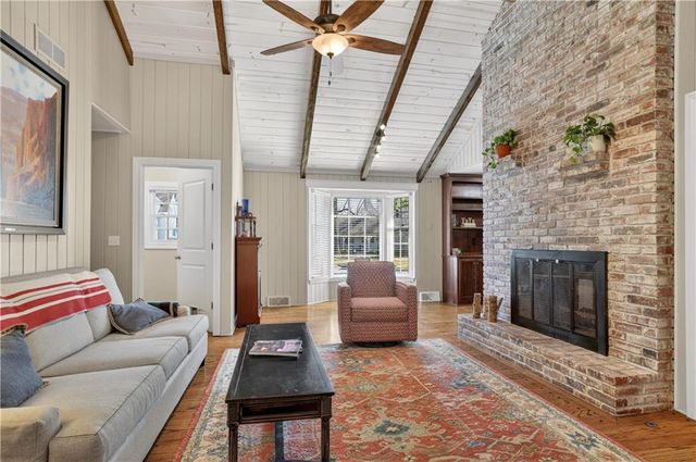 9408 Wenonga Road, Leawood, KS 66206