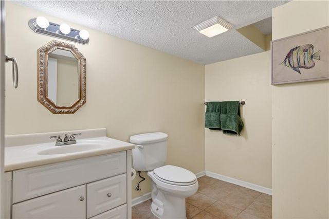 9408 Wenonga Road, Leawood, KS 66206