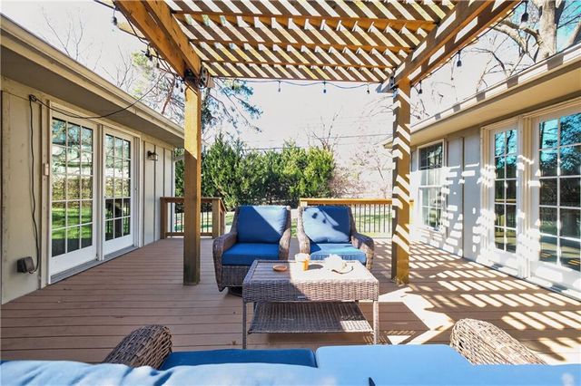 9408 Wenonga Road, Leawood, KS 66206