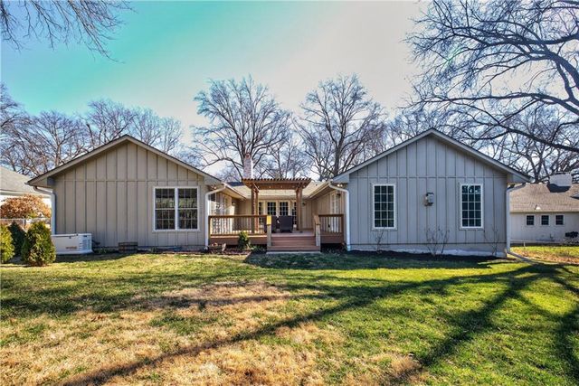 9408 Wenonga Road, Leawood, KS 66206