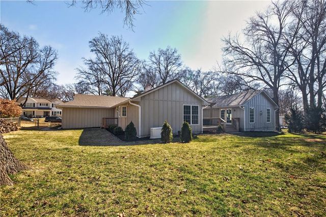 9408 Wenonga Road, Leawood, KS 66206