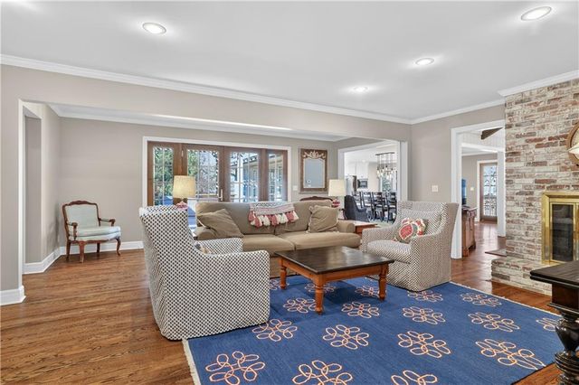 9408 Wenonga Road, Leawood, KS 66206