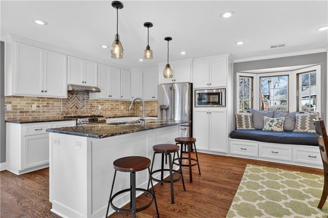 9408 Wenonga Road, Leawood, KS 66206