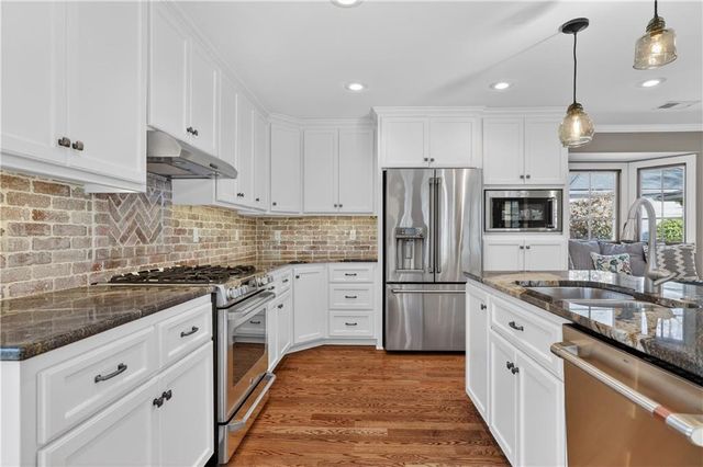 9408 Wenonga Road, Leawood, KS 66206