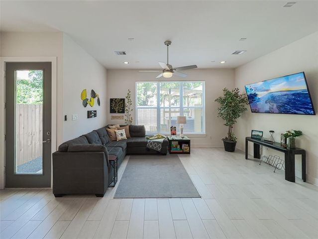 2404 Saint Charles Street, Houston, TX 77004
