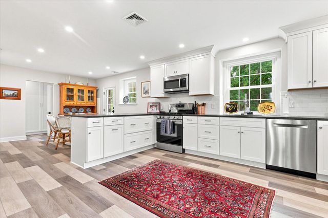 49 W SKIPPACK PIKE, Ambler, PA 19002