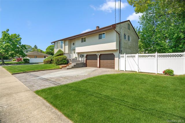 1632 Fairfax Avenue, West Islip, NY 11795