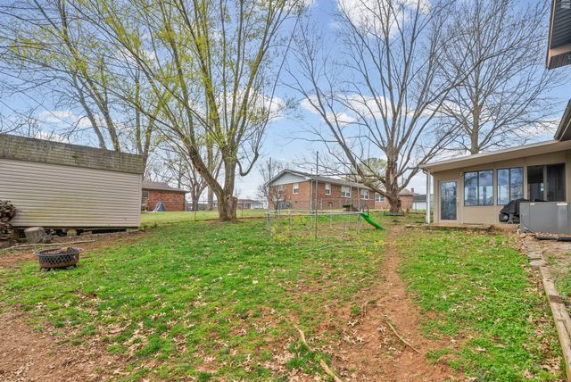 303 Bradley Ct, Hopkinsville, KY 42240