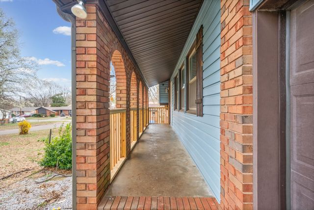 303 Bradley Ct, Hopkinsville, KY 42240