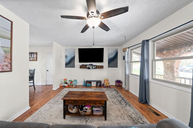 303 Bradley Ct, Hopkinsville, KY 42240