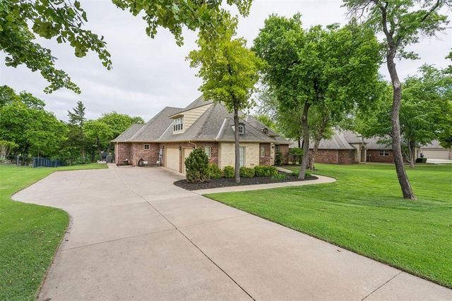 8802 Belcaro Drive, Edmond, OK 73034