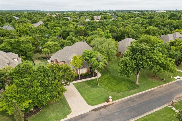 8802 Belcaro Drive, Edmond, OK 73034