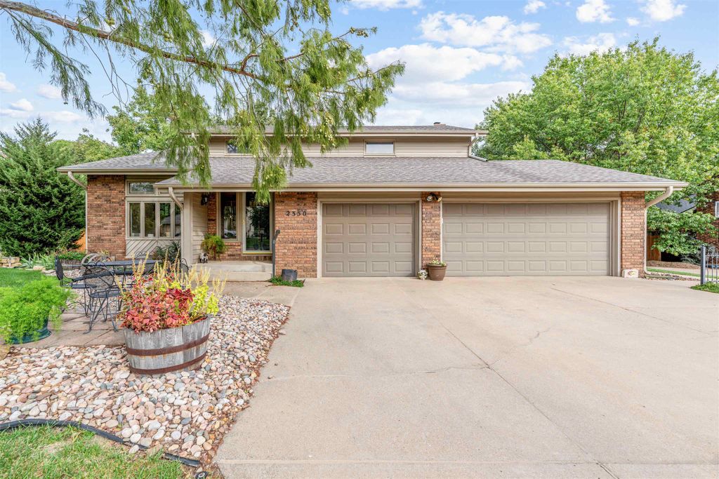 2350 Hillside Dr, Salina, KS 67401