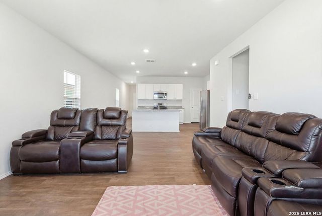 133 Legendary Trail, Floresville, TX 78114