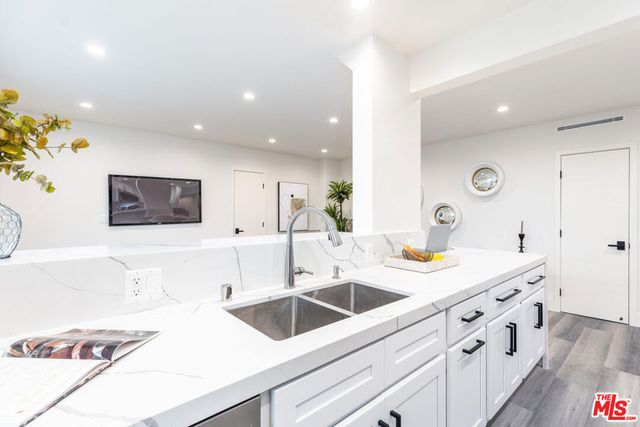 1262 N Sweetzer Avenue 104, West Hollywood, CA 90069