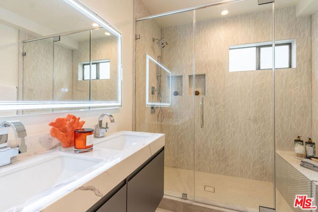 1262 N Sweetzer Avenue 104, West Hollywood, CA 90069