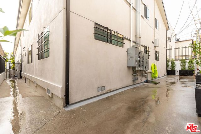 1262 N Sweetzer Avenue 104, West Hollywood, CA 90069