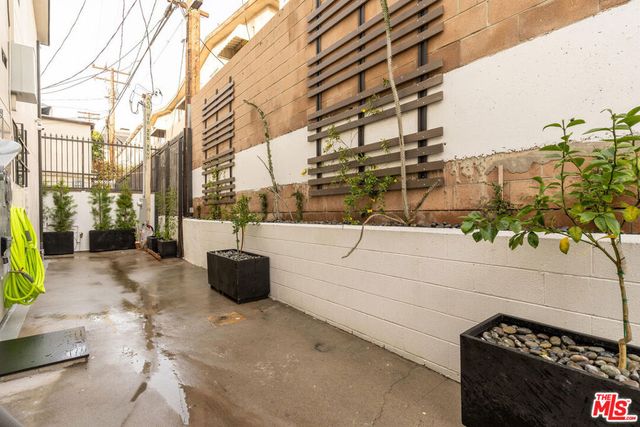 1262 N Sweetzer Avenue 104, West Hollywood, CA 90069