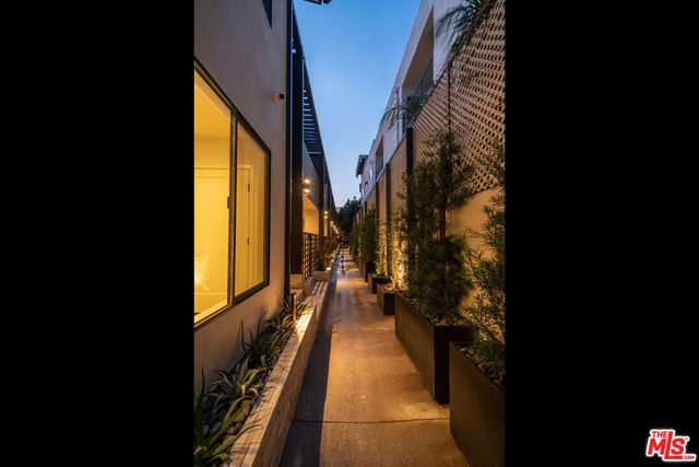 1262 N Sweetzer Avenue 104, West Hollywood, CA 90069