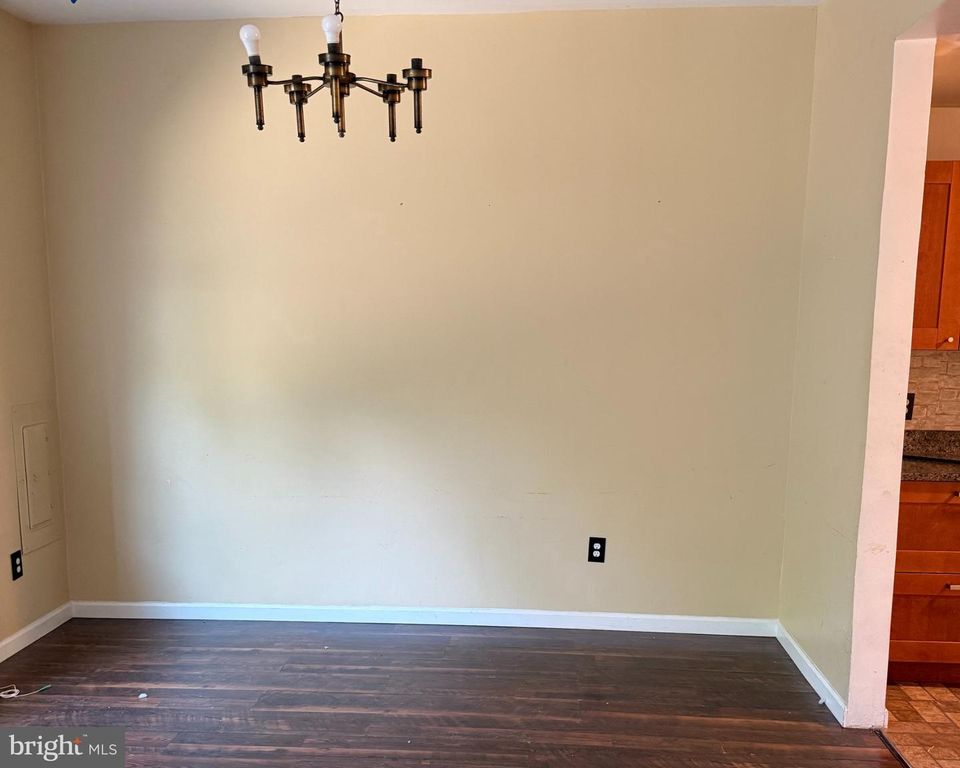 Image 4 of property listing at 19555 BRASSIE PL #9, Montgomery Village, MD 20886