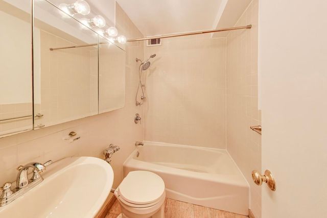 3950 N Lake Shore Drive 2202, Chicago, IL 60613