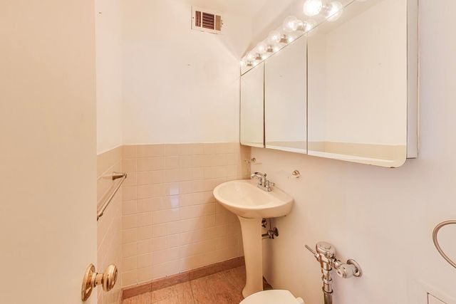 3950 N Lake Shore Drive 2202, Chicago, IL 60613