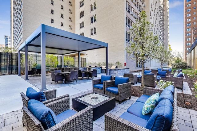 3950 N Lake Shore Drive 2202, Chicago, IL 60613