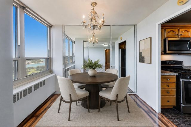 3950 N Lake Shore Drive 2202, Chicago, IL 60613