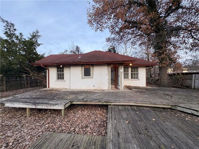 3700 E Roanoke Drive, Kansas City, MO 64111