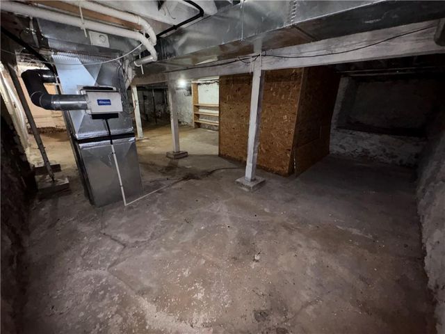 3700 E Roanoke Drive, Kansas City, MO 64111