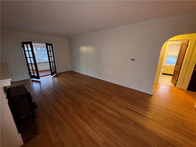 3700 E Roanoke Drive, Kansas City, MO 64111