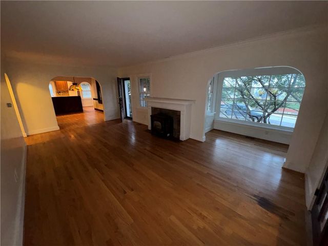 3700 E Roanoke Drive, Kansas City, MO 64111