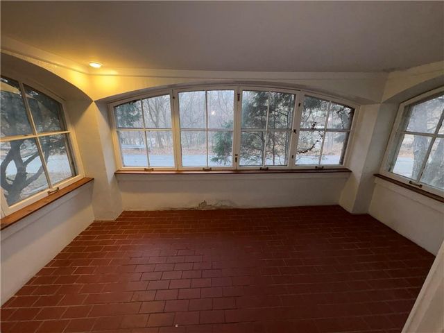 3700 E Roanoke Drive, Kansas City, MO 64111