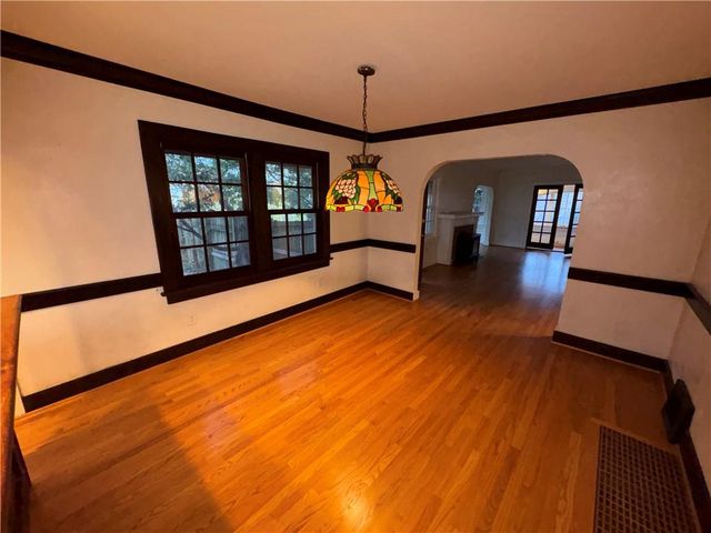 3700 E Roanoke Drive, Kansas City, MO 64111