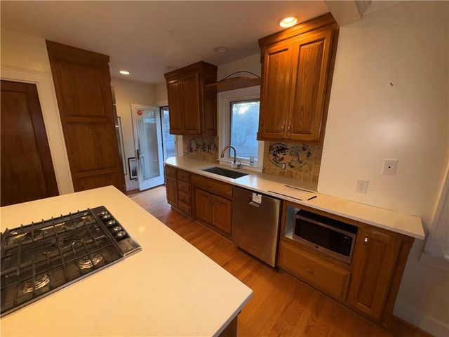 3700 E Roanoke Drive, Kansas City, MO 64111