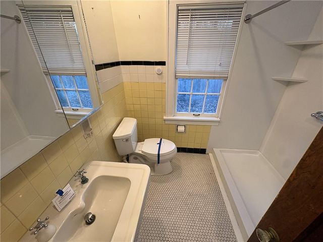 3700 E Roanoke Drive, Kansas City, MO 64111