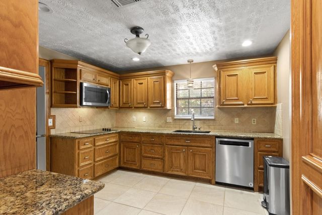 7811 17th Green Drive, Humble, TX 77346