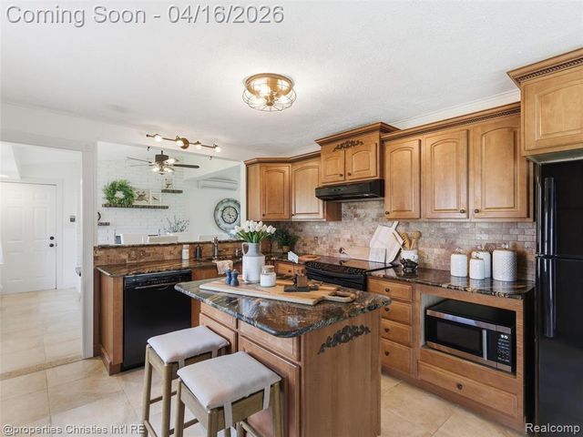 2435 Pfeifle, Howell, MI 48843