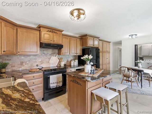2435 Pfeifle, Howell, MI 48843