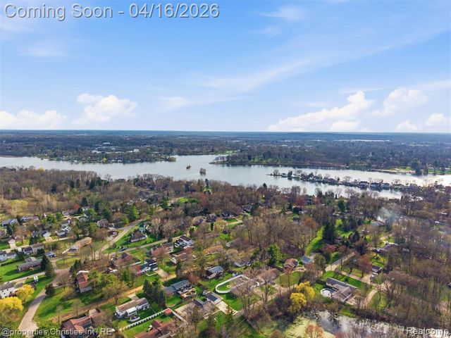 2435 Pfeifle, Howell, MI 48843
