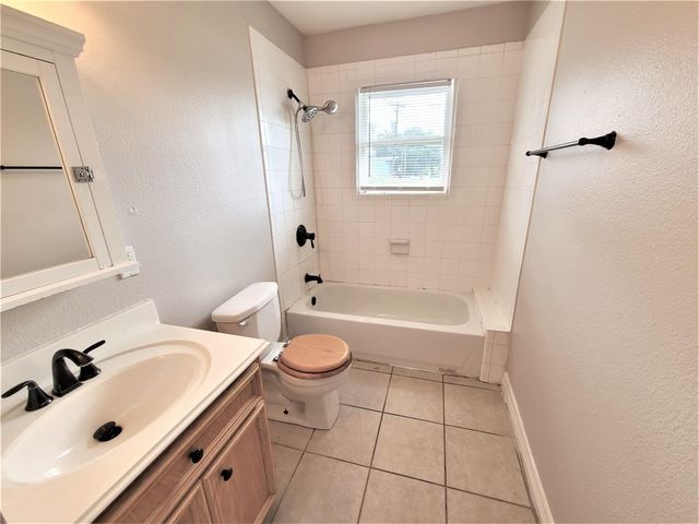 5009 N Main Street, Houston, TX 77009